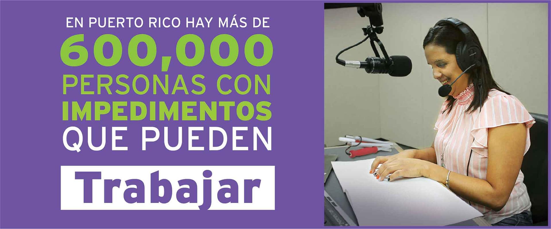 Imagen de locutora ciega en la cabina de radio.